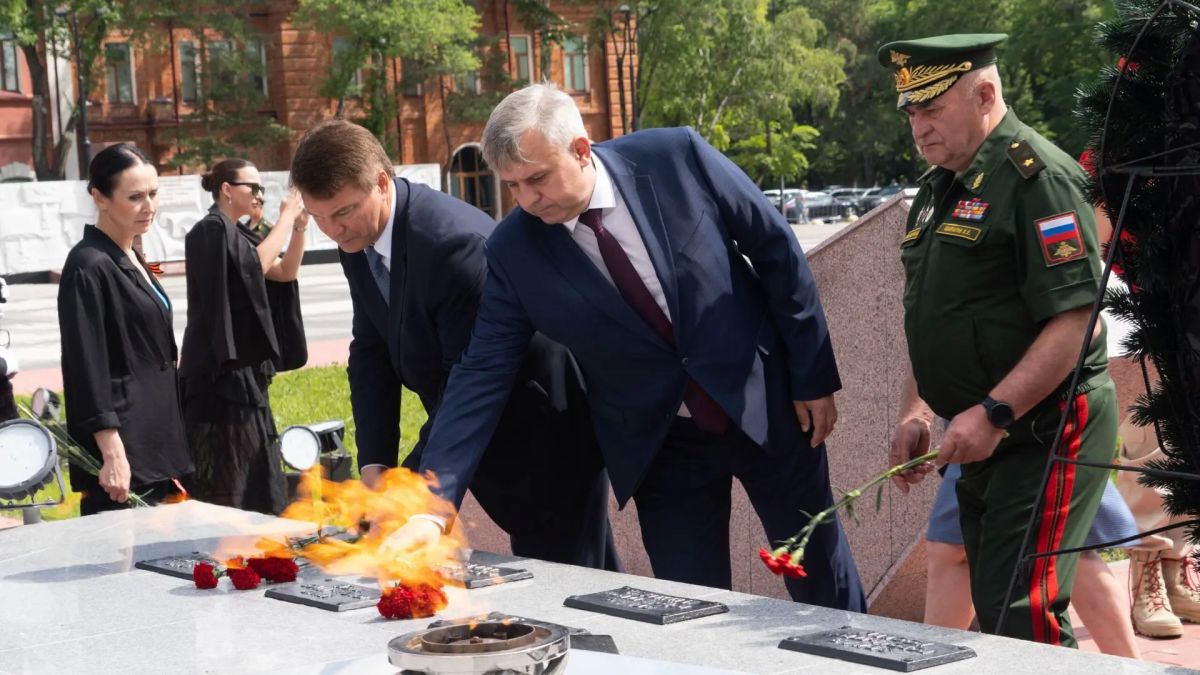 Депутаты Законодательного Собрания Амурской области почтили память воиновамурцев в День памяти и скорби Депутаты Законодательного Собрания Амурской области почтили память воиновамурцев в День памяти и скорби
