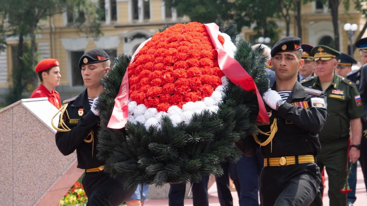 Депутаты Законодательного Собрания Амурской области почтили память воиновамурцев в День памяти и скорби Депутаты Законодательного Собрания Амурской области почтили память воиновамурцев в День памяти и скорби