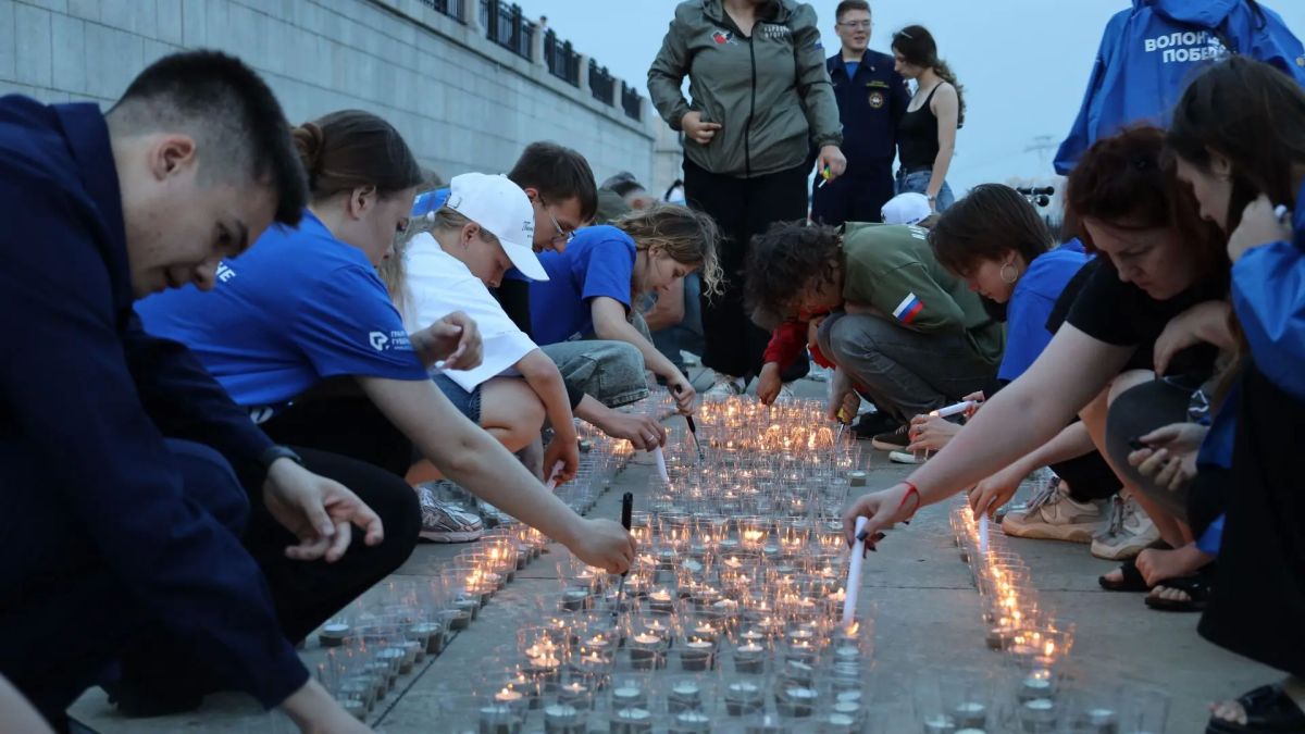 В память о том, что подвиги совершаются не только на передовой, в Благовещенске зажгли 5 тысяч свечей В память о том, что подвиги совершаются не только на передовой, в Благовещенске зажгли 5 тысяч свечей