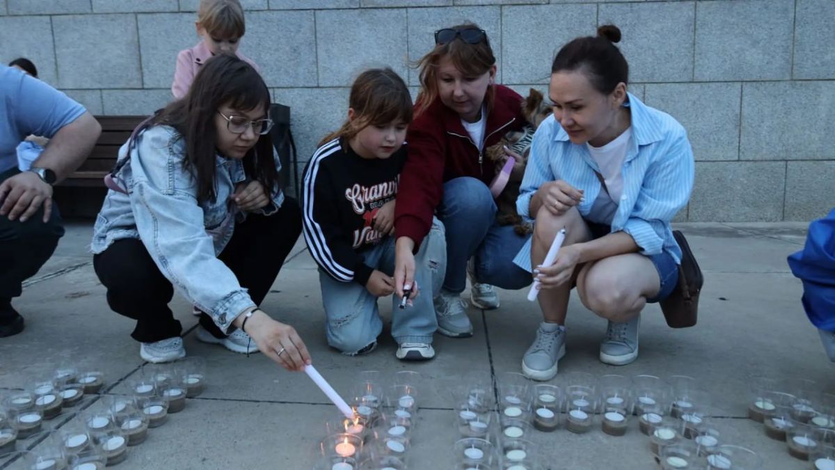 «Амурский комсомолец» из 5000 свечей создали волонтеры на набережной Благовещенска «Амурский комсомолец» из 5000 свечей создали волонтеры на набережной Благовещенска
