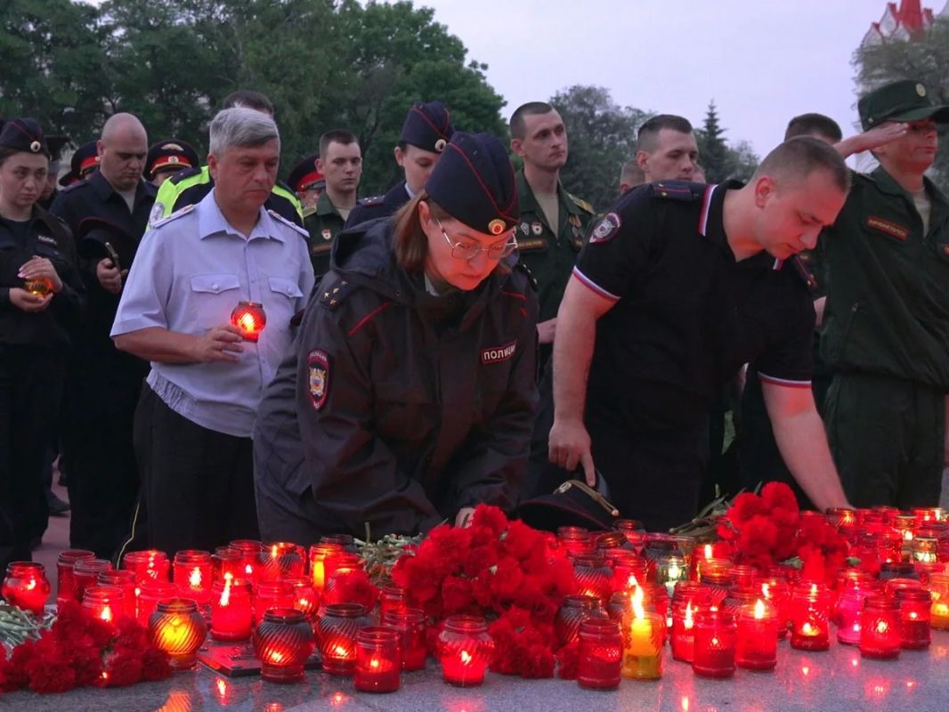 В Благовещенске полицейские и члены Общественного совета при региональном УМВД приняли участие в акции «Свеча памяти» В Благовещенске полицейские и члены Общественного совета при региональном УМВД приняли участие в акции «Свеча памяти»