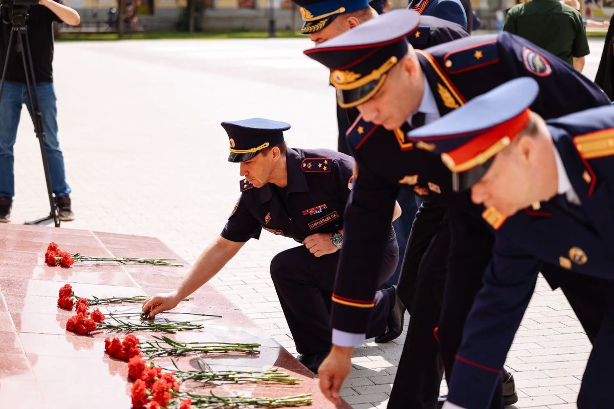 В День памяти и скорби амурский зампред возложил цветы к мемориалу воинам-амурцам и труженикам тыла В День памяти и скорби амурский зампред возложил цветы к мемориалу воинам-амурцам и труженикам тыла