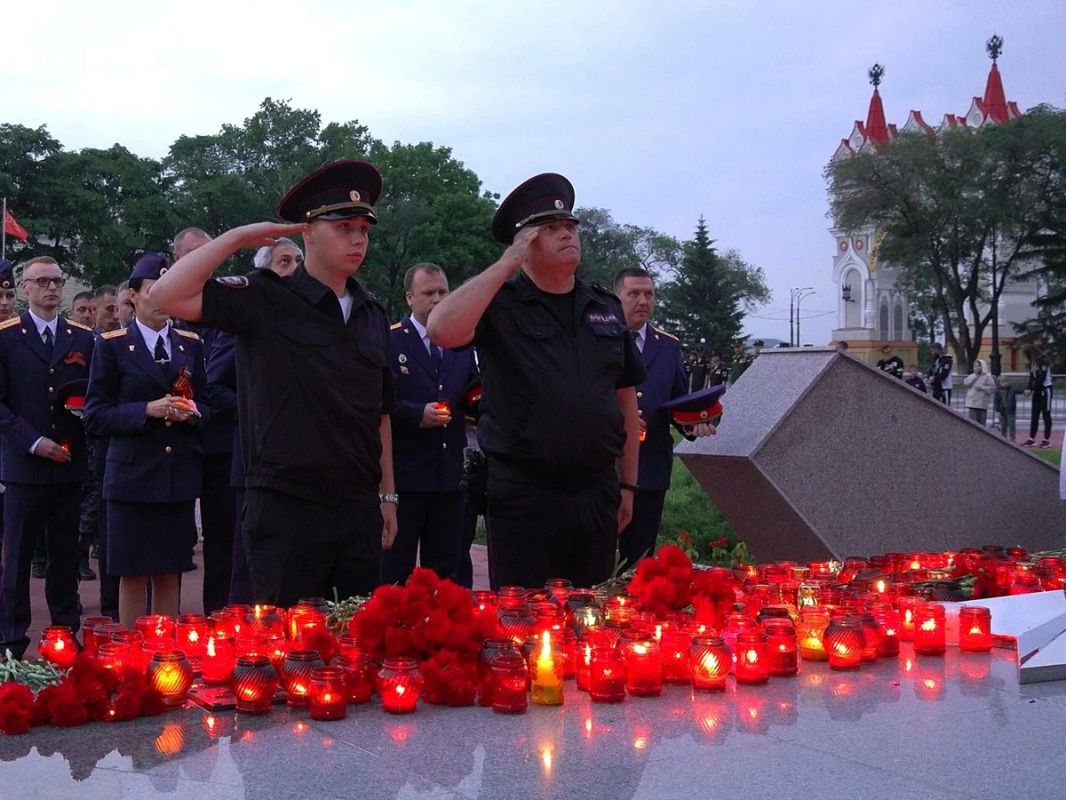 В Благовещенске полицейские и члены Общественного совета при региональном УМВД приняли участие в акции «Свеча памяти» В Благовещенске полицейские и члены Общественного совета при региональном УМВД приняли участие в акции «Свеча памяти»