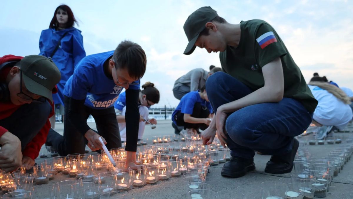 «Амурский комсомолец» из 5 000 свечей создали волонтеры на набережной Благовещенска «Амурский комсомолец» из 5 000 свечей создали волонтеры на набережной Благовещенска