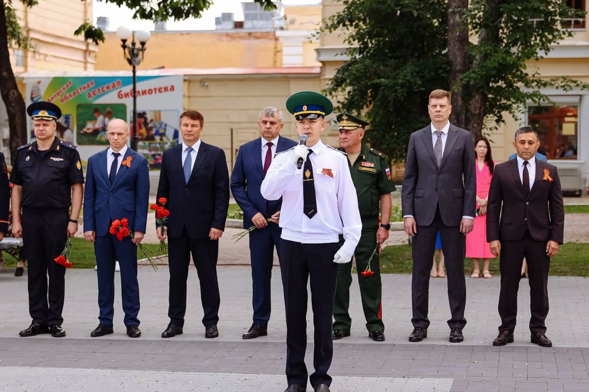 В День памяти и скорби амурский зампред возложил цветы к мемориалу воинам-амурцам и труженикам тыла В День памяти и скорби амурский зампред возложил цветы к мемориалу воинам-амурцам и труженикам тыла