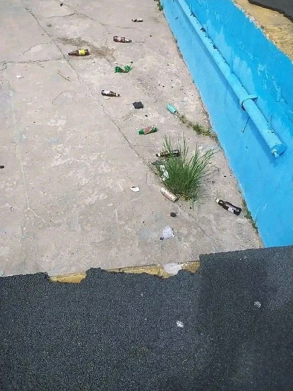 «Тут был Костя и Богдан»: в Шимановске вандалы сломали фонтан и испортили новый книгообменник «Тут был Костя и Богдан»: в Шимановске вандалы сломали фонтан и испортили новый книгообменник