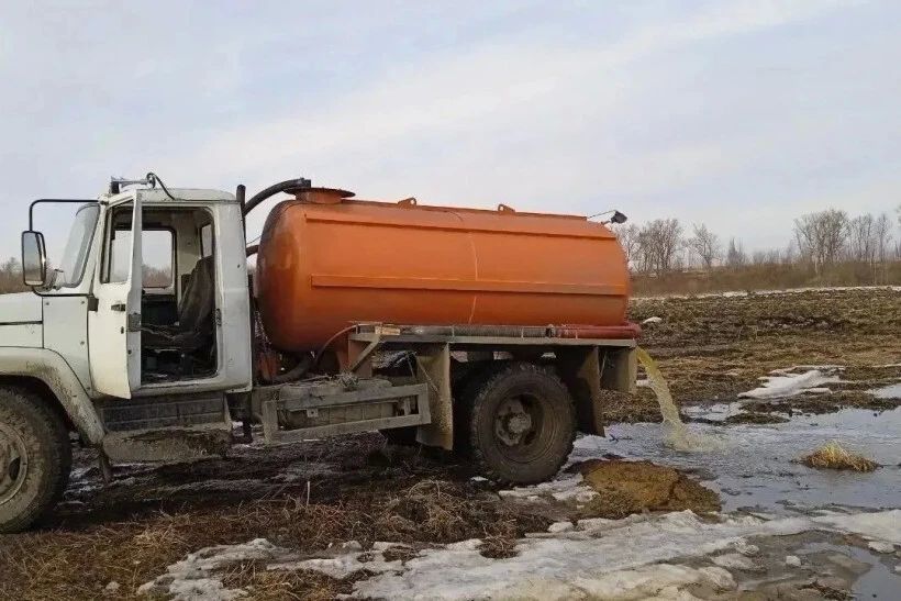 Житель села Ромны опустошил цистерну с отходами в поле и получил штраф