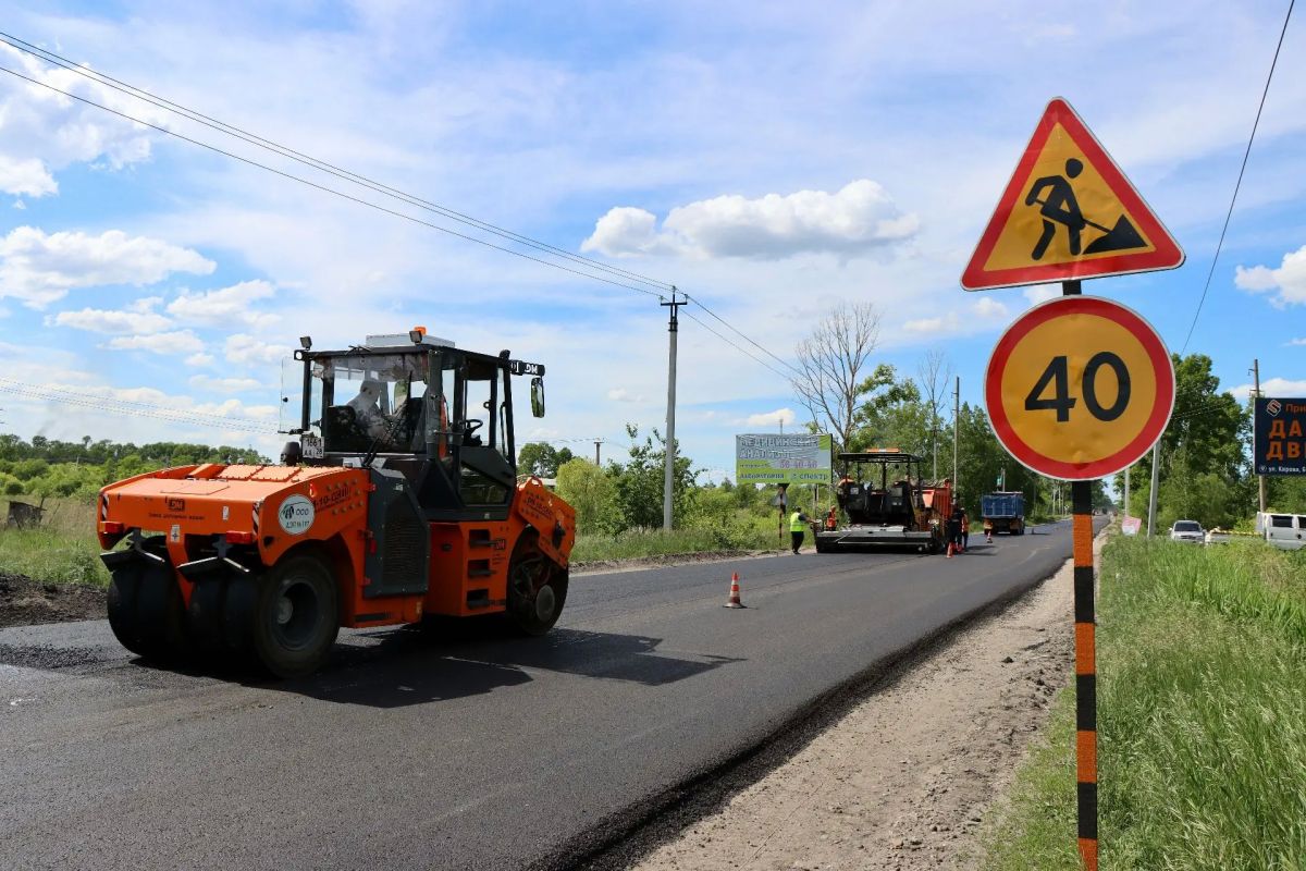 На въезде в Белогорск дорожники ведут устройство асфальта На въезде в Белогорск дорожники ведут устройство асфальта