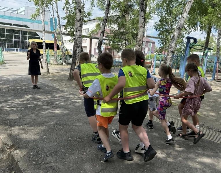 От теории к практике: в Новобурейском полицейские и общественники поговорили с детьми о безопасности на дороге От теории к практике: в Новобурейском полицейские и общественники поговорили с детьми о безопасности на дороге