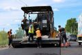 На въезде в Белогорск дорожники ведут устройство асфальта