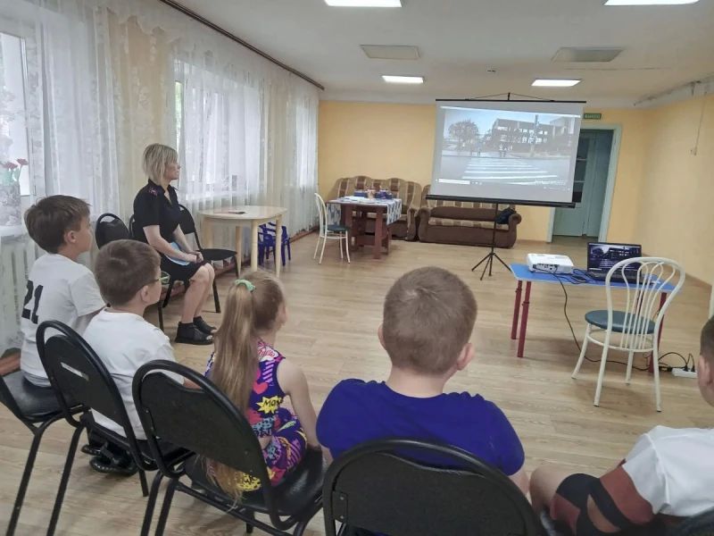 От теории к практике: в Новобурейском полицейские и общественники поговорили с детьми о безопасности на дороге От теории к практике: в Новобурейском полицейские и общественники поговорили с детьми о безопасности на дороге