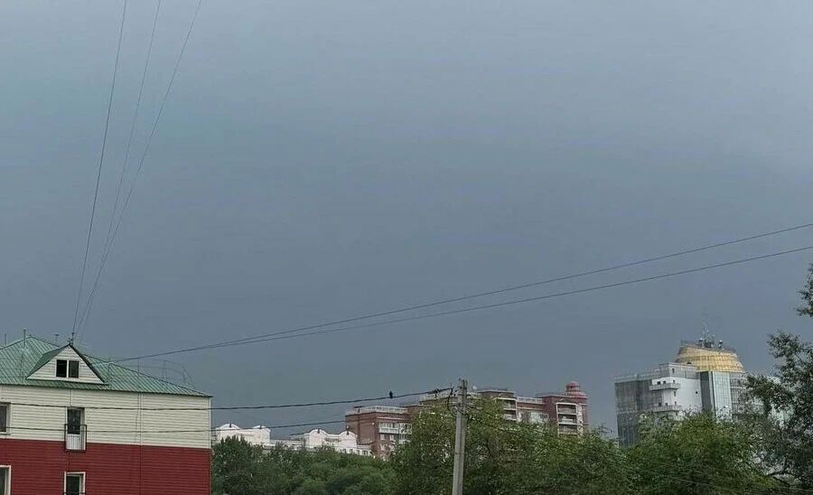 Благовещенск с самого утра находится под влиянием грозовых фронтов, которые проносятся над городом, проливают обильный дождь