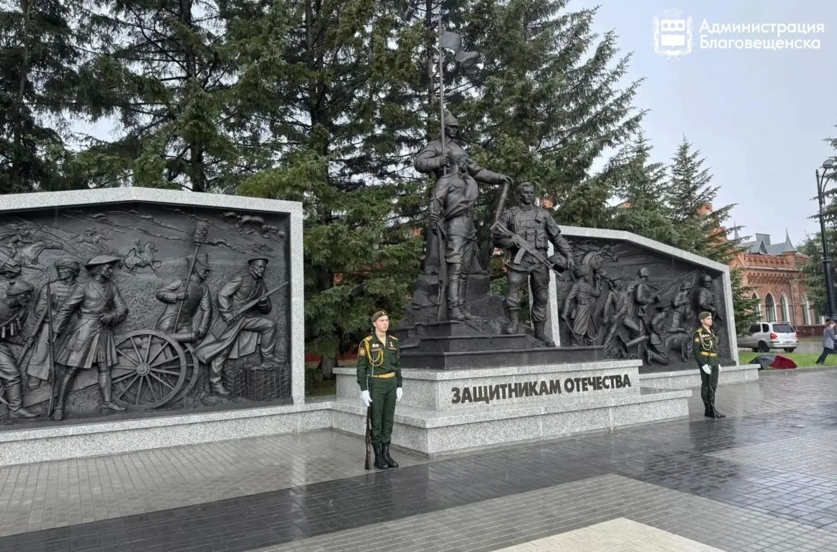 Несмотря на ливень в Благовещенске состоялось возложение цветов к памятнику Защитникам Отечества Несмотря на ливень в Благовещенске состоялось возложение цветов к памятнику Защитникам Отечества
