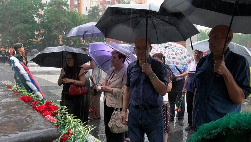 Врио начальника УМВД России по Амурской области принял участие в возложении цветов к монументу «Защитникам Отечества» Врио начальника УМВД России по Амурской области принял участие в возложении цветов к монументу «Защитникам Отечества»