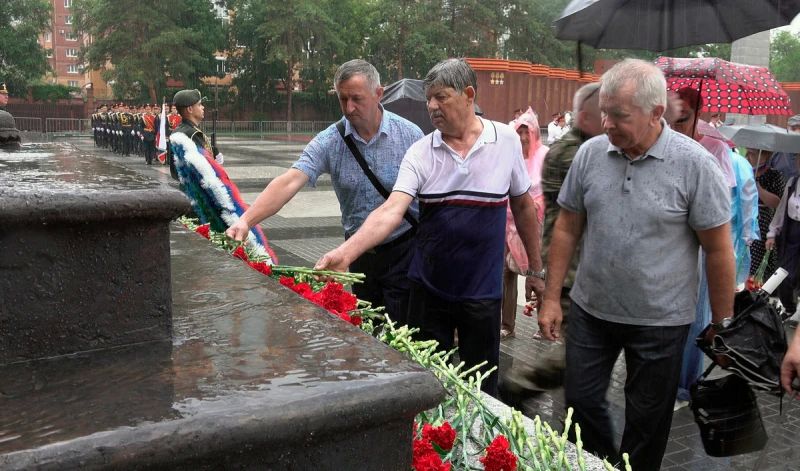 Врио начальника УМВД России по Амурской области принял участие в возложении цветов к монументу «Защитникам Отечества» Врио начальника УМВД России по Амурской области принял участие в возложении цветов к монументу «Защитникам Отечества»