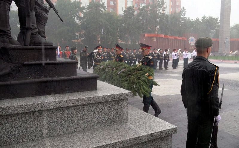 Врио начальника УМВД России по Амурской области принял участие в возложении цветов к монументу «Защитникам Отечества» Врио начальника УМВД России по Амурской области принял участие в возложении цветов к монументу «Защитникам Отечества»