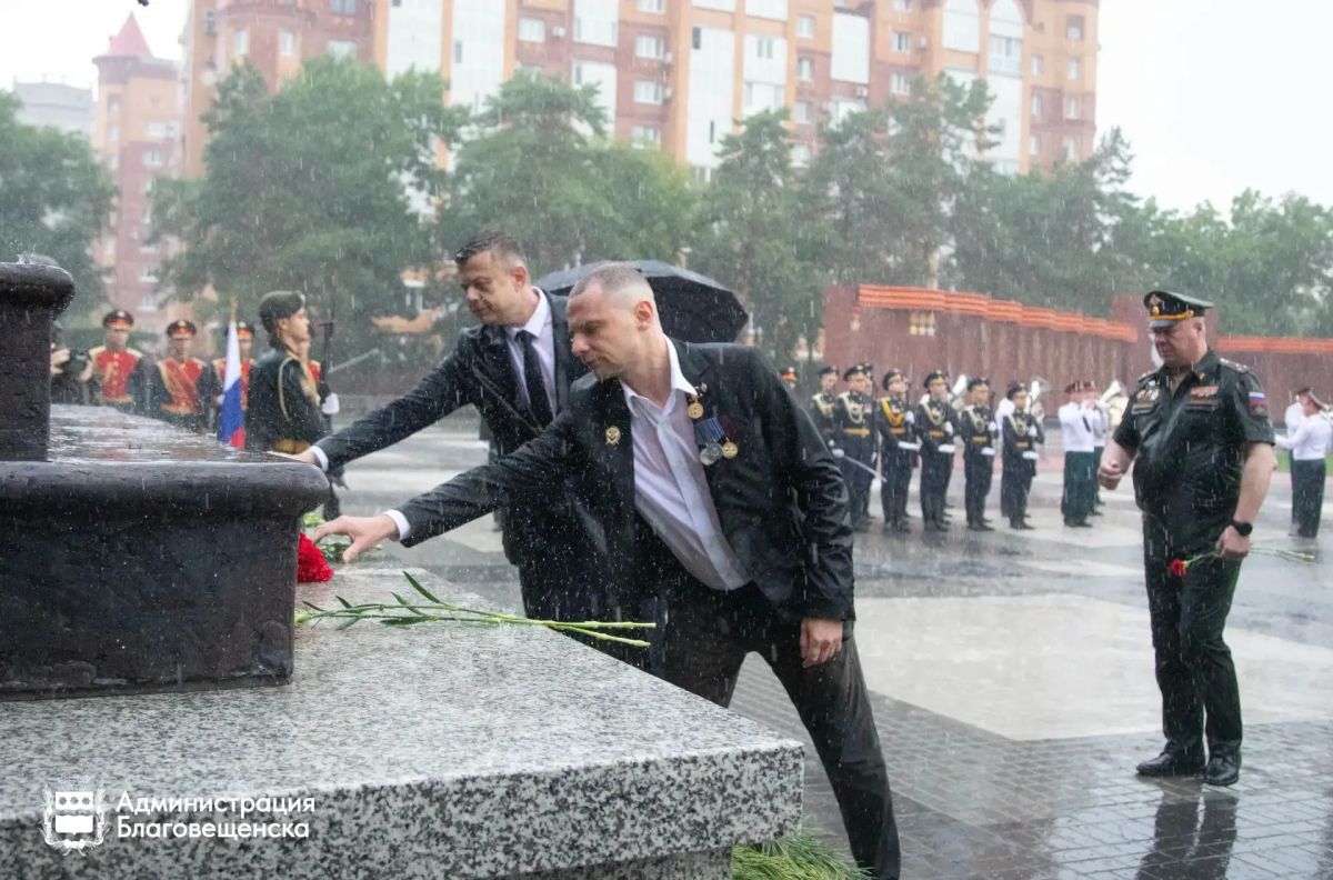 Несмотря на ливень в Благовещенске состоялось возложение цветов к памятнику Защитникам Отечества Несмотря на ливень в Благовещенске состоялось возложение цветов к памятнику Защитникам Отечества