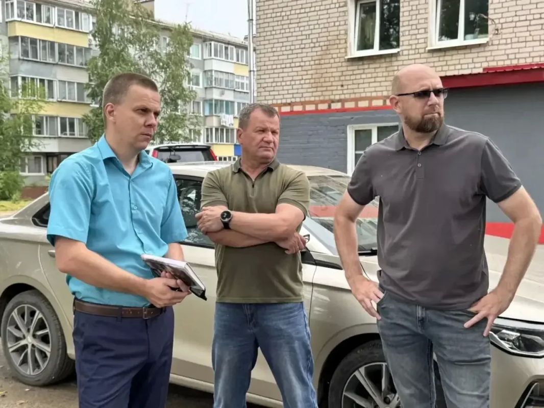 Выехал в посёлок Аэропорт посмотреть, как идут работы по благоустройству и восстановлению того, что разрушила тяжёлая техника Выехал в посёлок Аэропорт посмотреть, как идут работы по благоустройству и восстановлению того, что разрушила тяжёлая техника