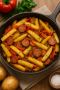 Уютный ужин: картошка с колбасой и овощами на сковороде
