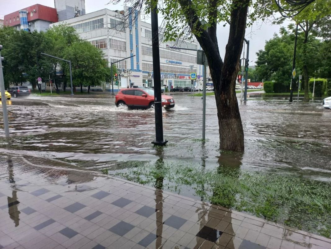 Тренд этого лета в Благовещенске - надувная лодка. Без неё передвигаться по городу сложно Тренд этого лета в Благовещенске - надувная лодка. Без неё передвигаться по городу сложно
