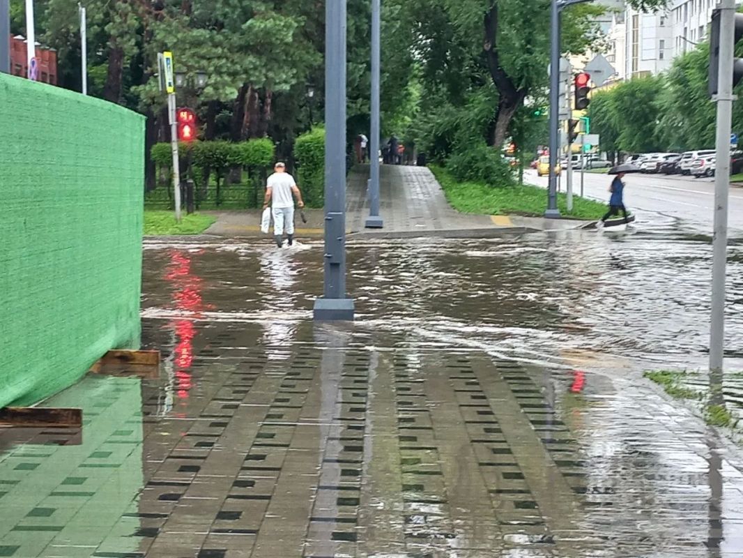 Тренд этого лета в Благовещенске - надувная лодка. Без неё передвигаться по городу сложно Тренд этого лета в Благовещенске - надувная лодка. Без неё передвигаться по городу сложно