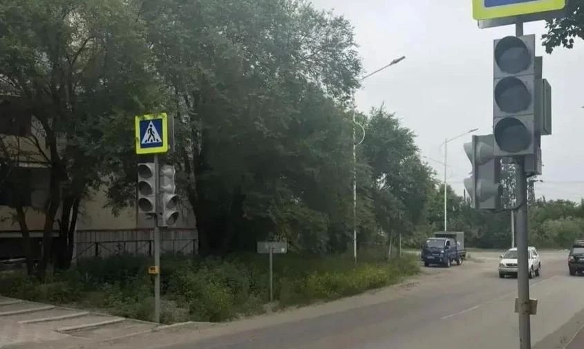 Три года ждать не пришлось: в Благовещенске появился светофор, о котором жители просили с 2024-го