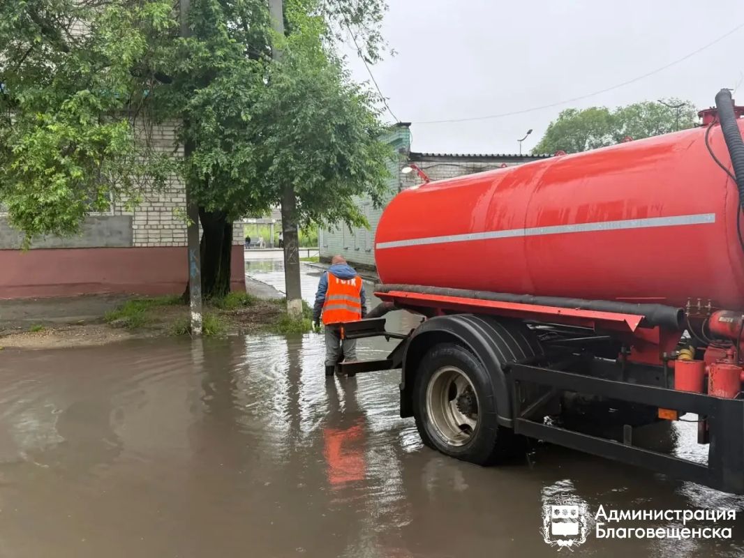 Около 100 тысяч литров воды с улиц Благовещенска откачали коммунальщики за сутки Около 100 тысяч литров воды с улиц Благовещенска откачали коммунальщики за сутки