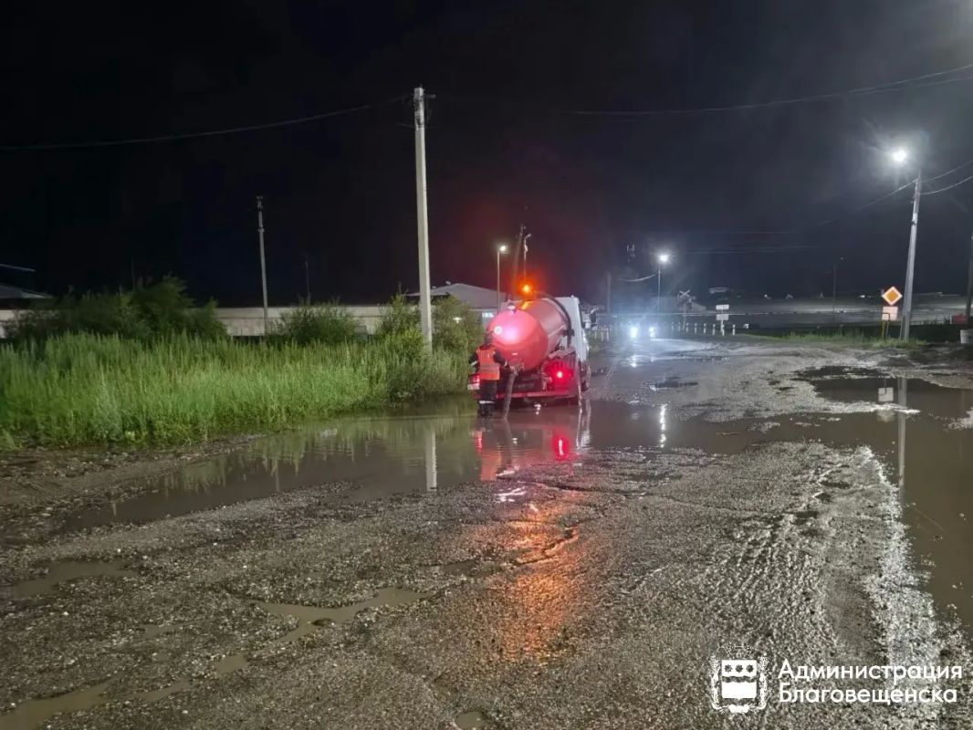 Около 100 тысяч литров воды с улиц Благовещенска откачали коммунальщики за сутки Около 100 тысяч литров воды с улиц Благовещенска откачали коммунальщики за сутки