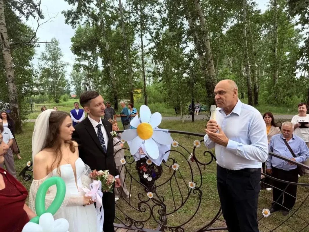 В сквере "Молодежный" Белогорска поселились «Белки-молодожёны» В сквере "Молодежный" Белогорска поселились «Белки-молодожёны»