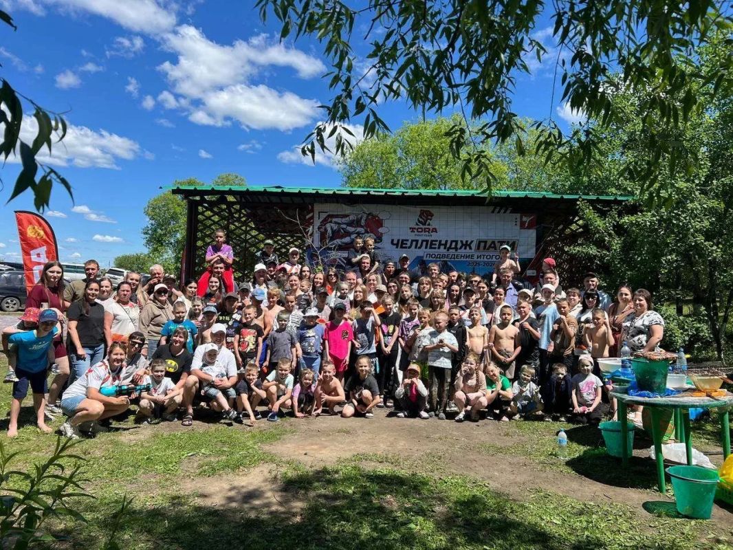 Лето - пора каникул и отпусков! Однако спортсмены и тренеры проводят её активно и с пользой - выезжают на сборы, где тренируются несколько раз в день, правильно питаются и, конечно, отдыхают Лето - пора каникул и отпусков! Однако спортсмены и тренеры проводят её активно и с пользой - выезжают на сборы, где тренируются несколько раз в день, правильно питаются и, конечно, отдыхают