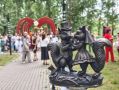 «Белки-молодожёны» поселились в Белогорске: новый символ любви украсил «Мост счастья»