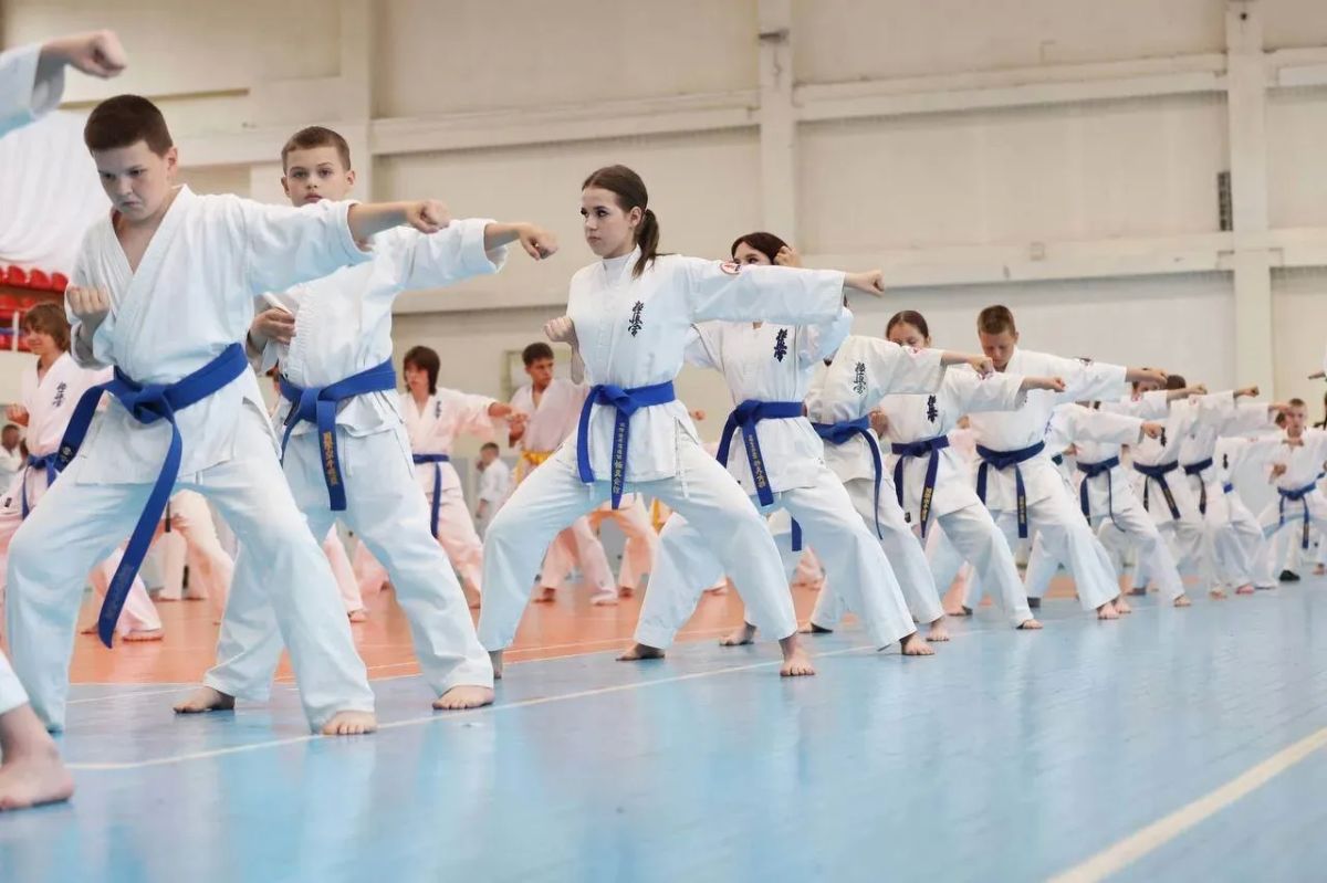 Лето - пора каникул и отпусков! Однако спортсмены и тренеры проводят её активно и с пользой - выезжают на сборы, где тренируются несколько раз в день, правильно питаются и, конечно, отдыхают Лето - пора каникул и отпусков! Однако спортсмены и тренеры проводят её активно и с пользой - выезжают на сборы, где тренируются несколько раз в день, правильно питаются и, конечно, отдыхают