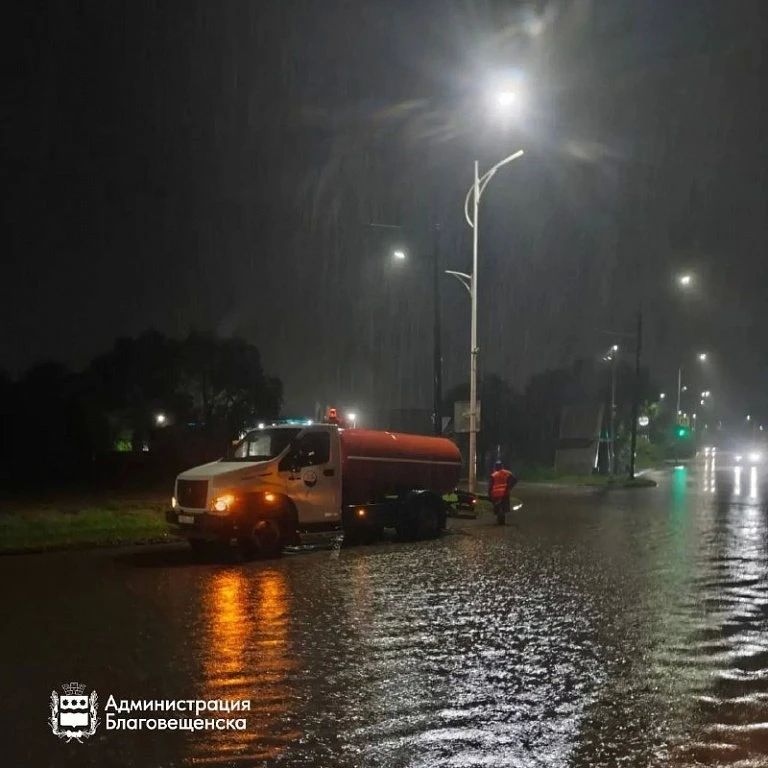 За ночь с улиц Благовещенска откачали 160 тысяч литров воды За ночь с улиц Благовещенска откачали 160 тысяч литров воды