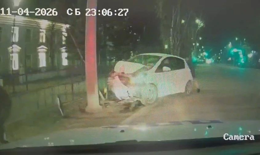 В Свободном пьяная автомобилистка врезалась в столб и в итоге лишилась машины