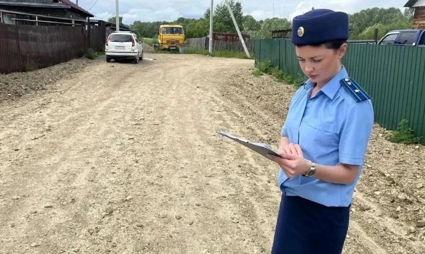 В Зее восстановили участок дороги, где весной по пояс в грязи застрял мальчик