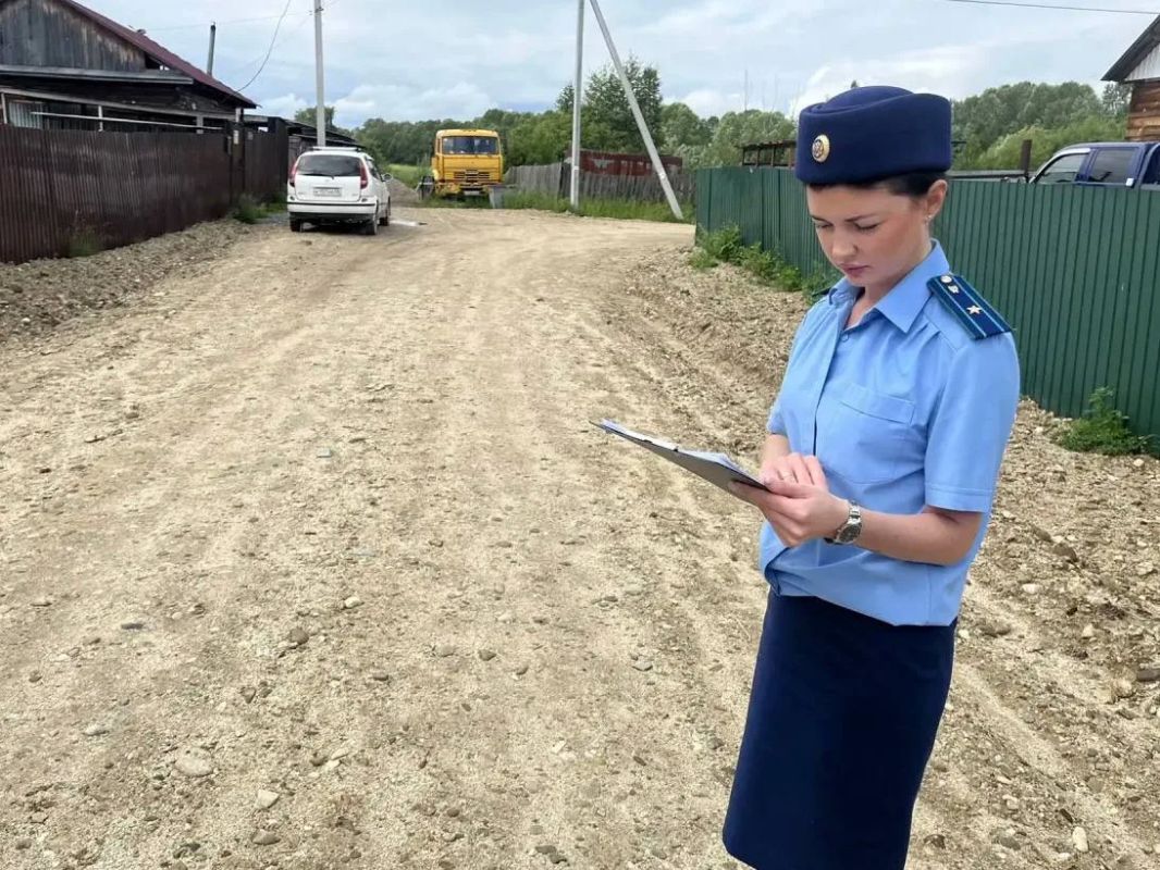 В Зее по требованию прокуратуры восстановлен опасный участок дороги, где ранее в грязи застрял мальчик