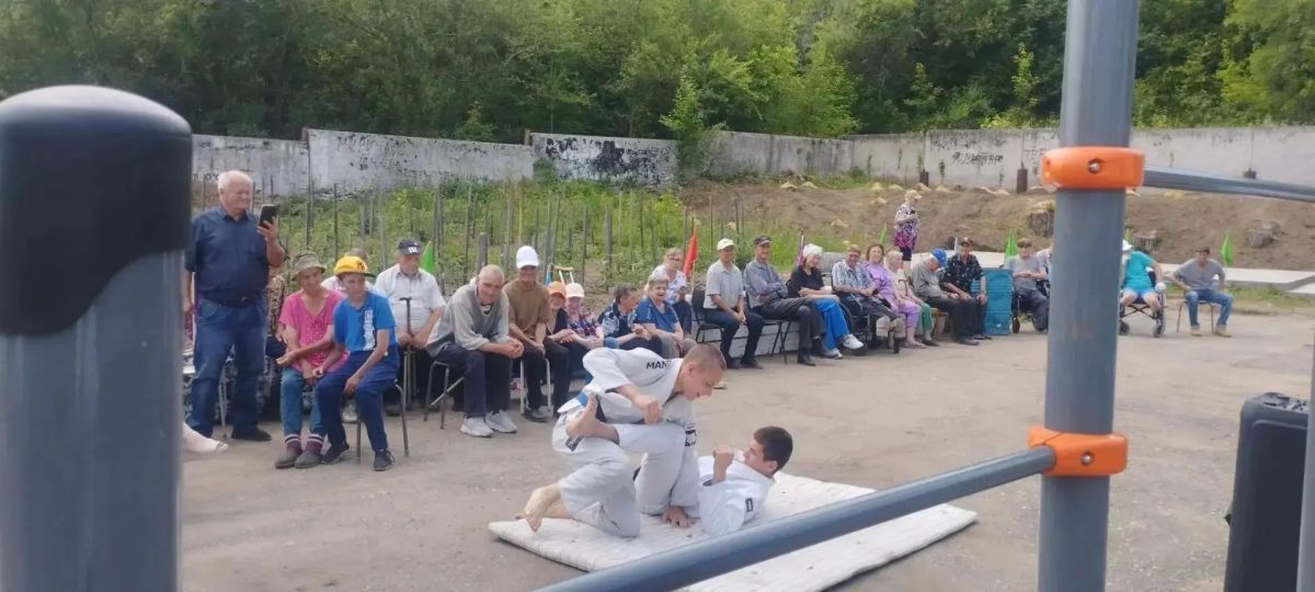 Уникальная спортплощадка, созданная на грант губернатора, помогает постояльцам амурского приюта обрести надежду на будущее Уникальная спортплощадка, созданная на грант губернатора, помогает постояльцам амурского приюта обрести надежду на будущее