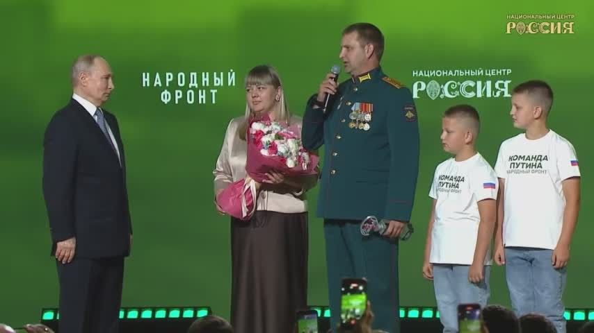 «Победа будет за нами!»: Путин вручил премию и поблагодарил волонтёров Народного фронта