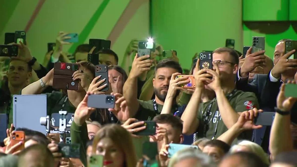 Семья из поселка Восточный Октябрьского округа получила ежегодную премию Народного фронта из рук президента России