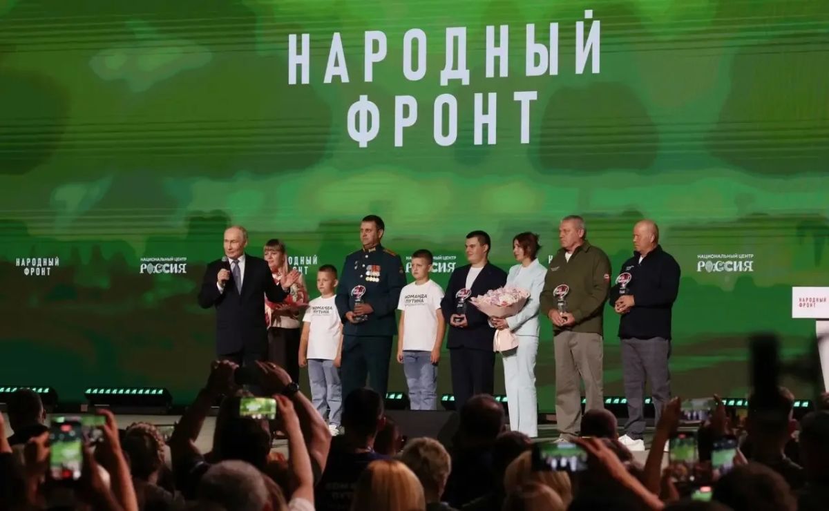 Василий Орлов: Президент России Владимир Владимирович Путин на форуме Народного фронта «Всё для победы!» вручил ежегодную премию амурской семье Пожярскас из Октябрьского округа Василий Орлов: Президент России Владимир Владимирович Путин на форуме Народного фронта «Всё для победы!» вручил ежегодную премию амурской семье Пожярскас из Октябрьского округа