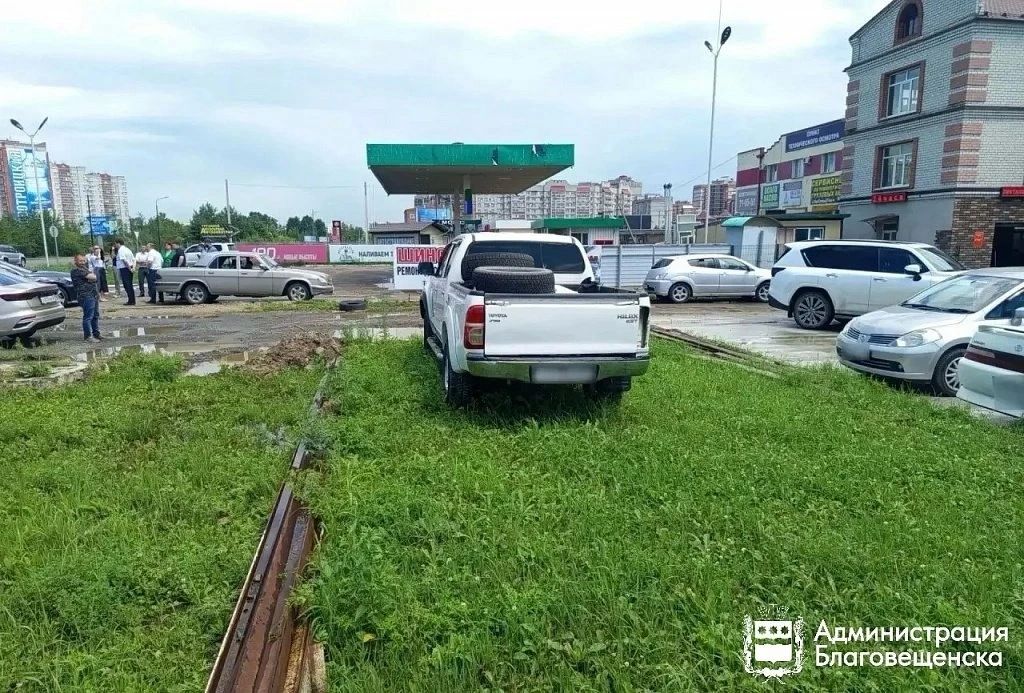 Более миллиона рублей штрафов выписали с начала года благовещенским водителям за парковку на газонах Более миллиона рублей штрафов выписали с начала года благовещенским водителям за парковку на газонах