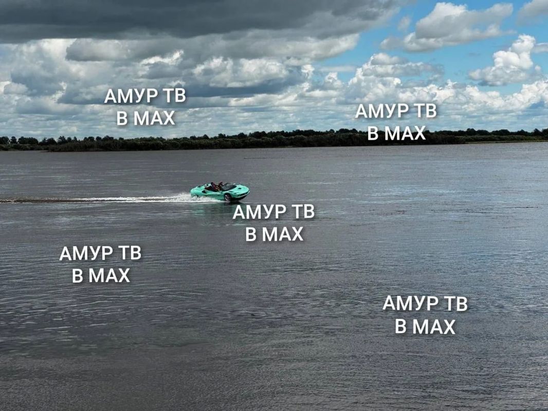 Плывущий по амурским волнам автомобиль заметили сегодня благовещенцы на реке Зее Плывущий по амурским волнам автомобиль заметили сегодня благовещенцы на реке Зее