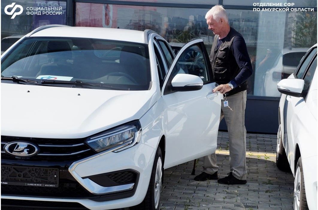 Пострадавшими на производстве амурчанам впервые выдали автомобили на «автомате»