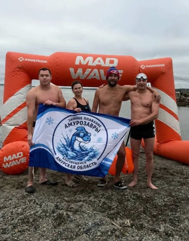 Благовещенские «моржи» впервые переплыли Анадырский лиман на Чукотке