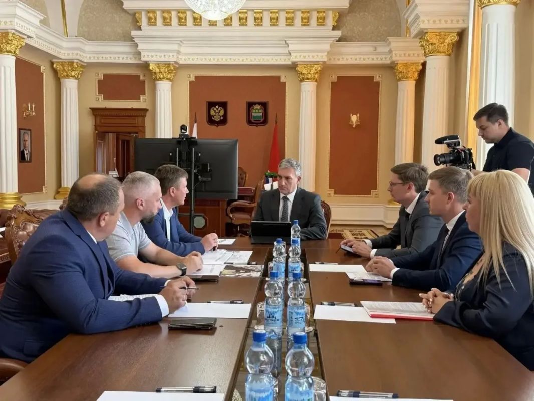 Василий Орлов: С представителями группы компаний «ПИК» обсудили строительство школы на 1200 мест в Благовещенске Василий Орлов: С представителями группы компаний «ПИК» обсудили строительство школы на 1200 мест в Благовещенске
