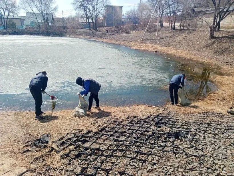 В очистке берегов рек и озер от сотни кубометров мусора поучаствовали свыше 1 200 амурчан