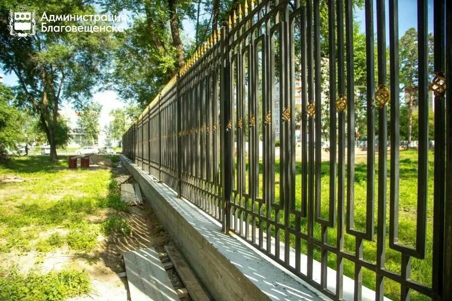 В Благовещенске преображается территория Алексеевской гимназии: вокруг неё возводят современное ограждение В Благовещенске преображается территория Алексеевской гимназии: вокруг неё возводят современное ограждение