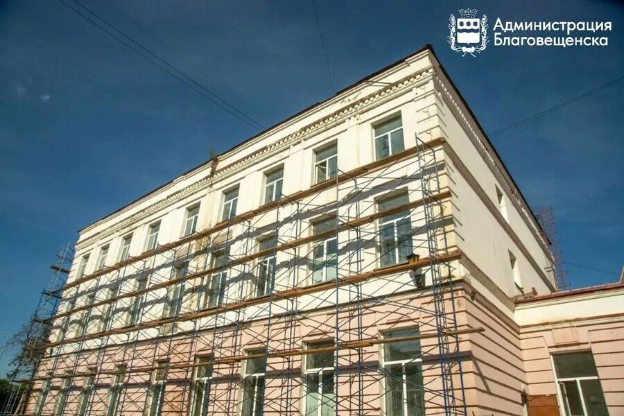 В Благовещенске преображается территория Алексеевской гимназии: вокруг неё возводят современное ограждение В Благовещенске преображается территория Алексеевской гимназии: вокруг неё возводят современное ограждение