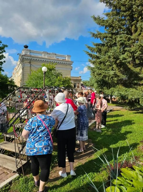 Город на ощупь: в Благовещенске впервые провели экскурсии для незрячих Город на ощупь: в Благовещенске впервые провели экскурсии для незрячих