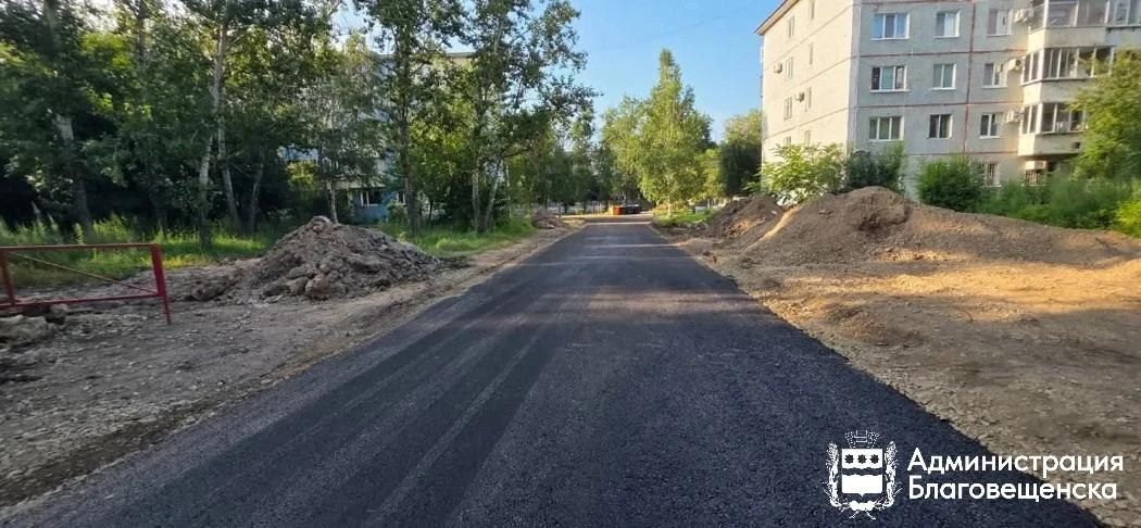 Не сбавляя темпов: в Благовещенске обновляют междворовые проезды Не сбавляя темпов: в Благовещенске обновляют междворовые проезды